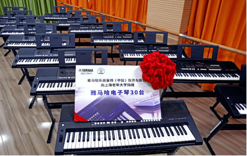德扑之星乐器爱心捐赠行动在上海老年大学钦州书院举办